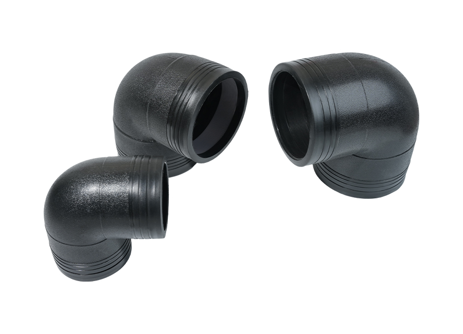 Quel effet l'utilisation de plusieurs coudes à 90 degrés dans un agencement de tuyauterie a-t-elle sur la perte de pression du système ? Comment optimiser la conception des canalisations ?